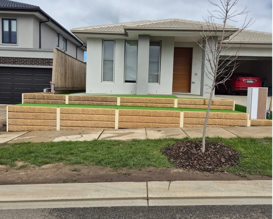 Concrete sleeper retaining wall with steel posts